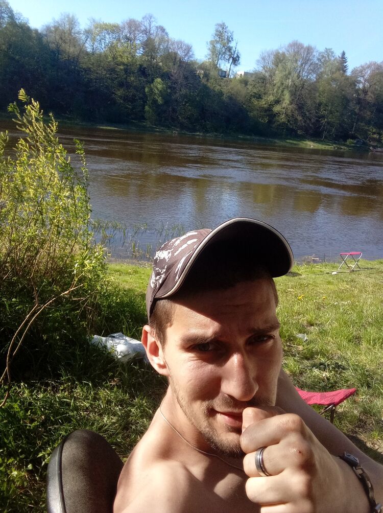  35717492  Denis, 29 ,    