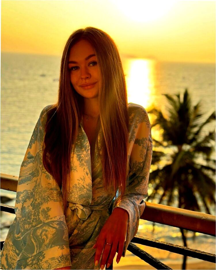  49905192  Ekaterina, 28 ,    
