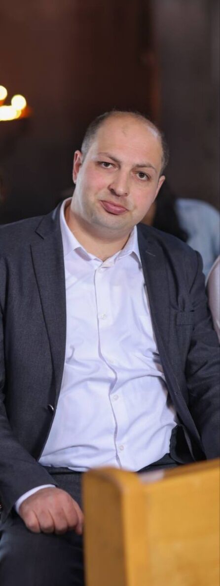  53455812  Hayk, 36 ,    