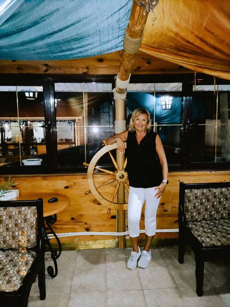  33172892  Elena, 55 ,    -