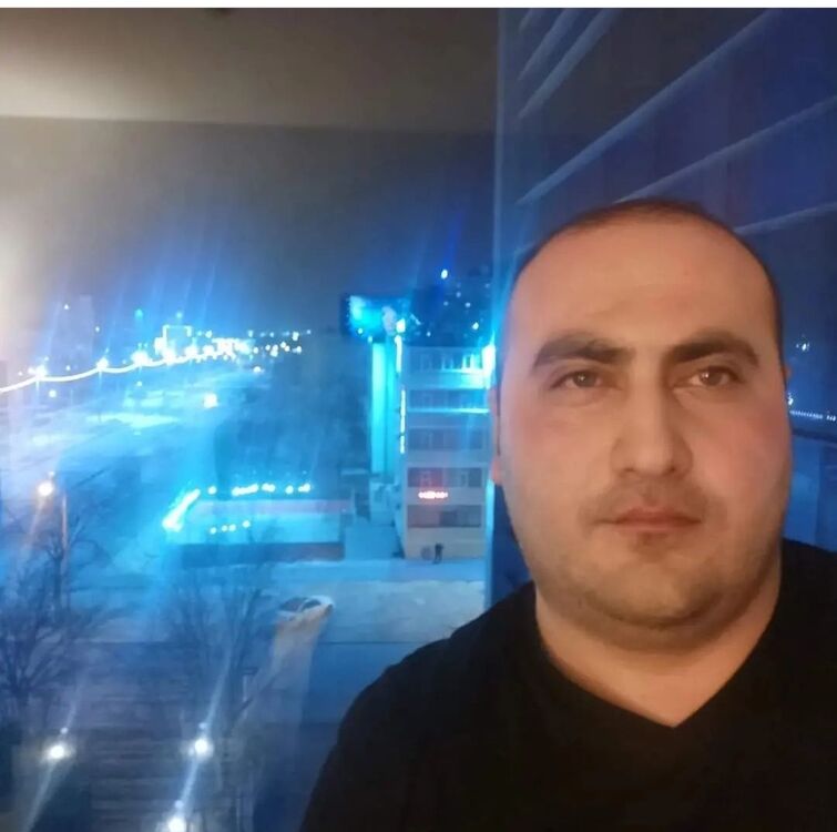  40534012  Alex, 29 ,    