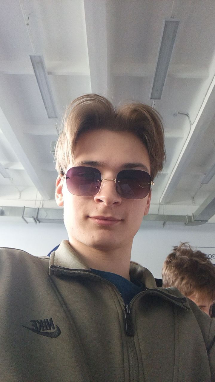  51124402  Denis, 19 ,    -