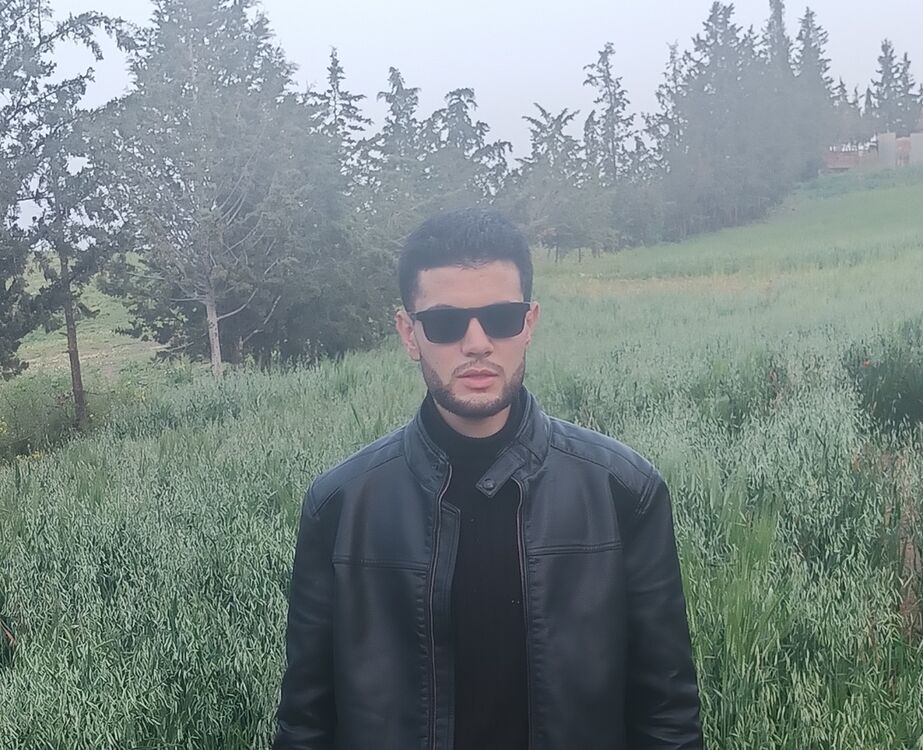  42331682  Abdelmalek, 25 ,    Algiers