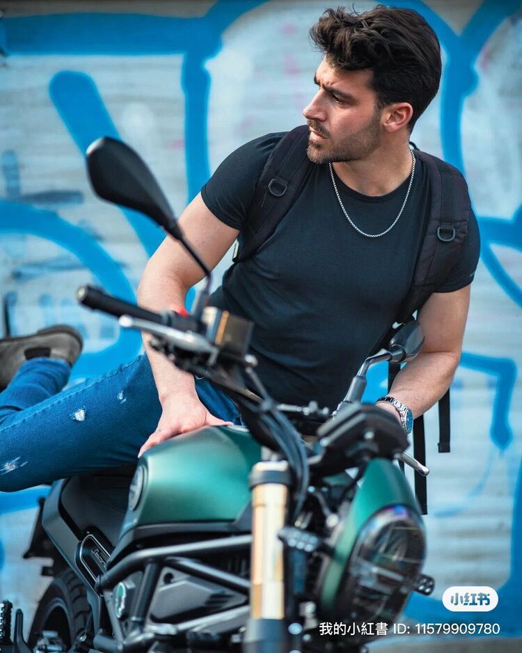  51727662  Nicola, 42 ,    Forest Hills