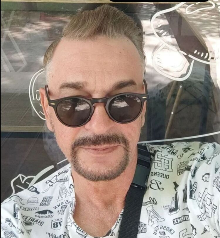  54314892  Eduard, 54 ,    