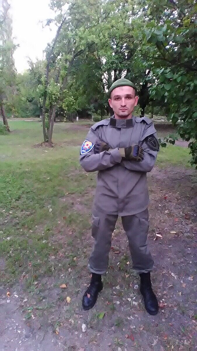  20589732  Viktor, 32 ,    