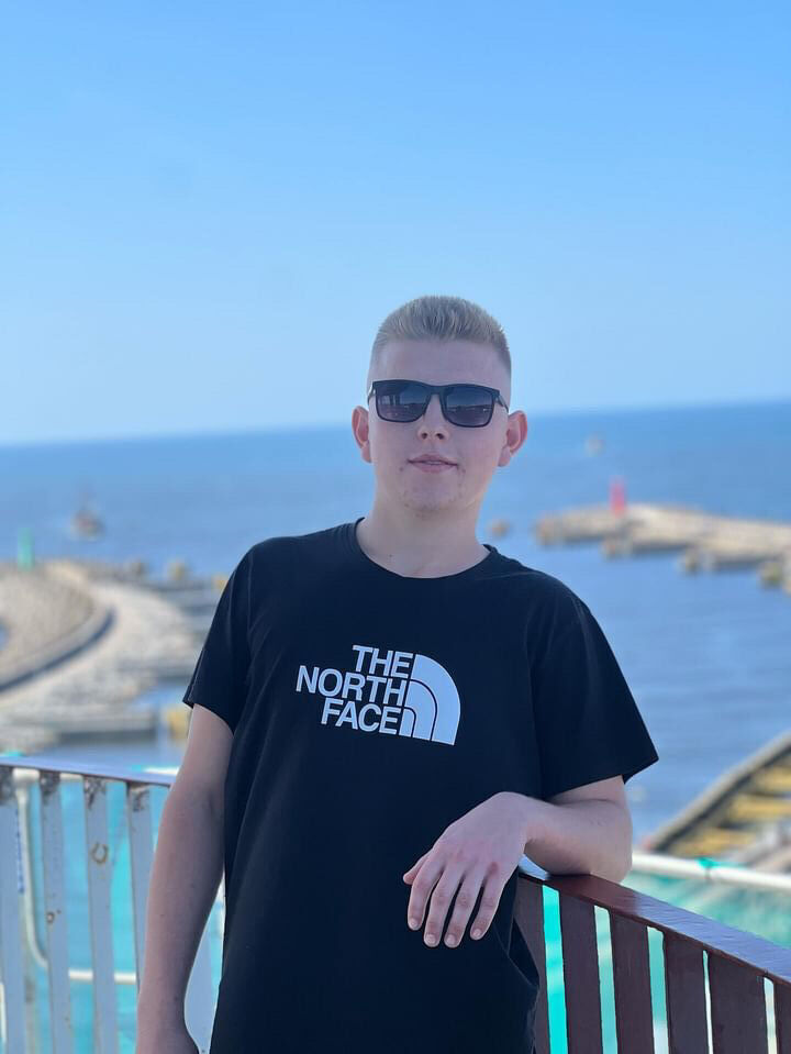  51828822  Vitalik, 18 ,    