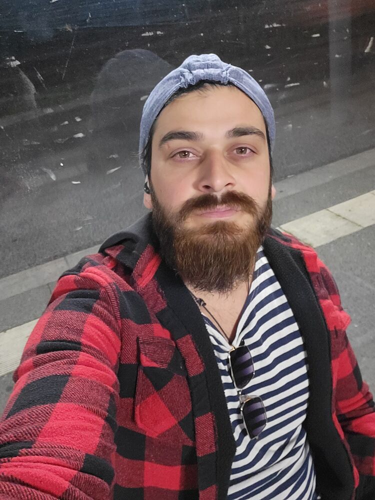  40911282  Janik, 32 ,    