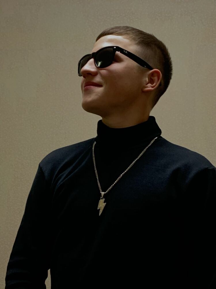  26095082  Denis, 22 ,    