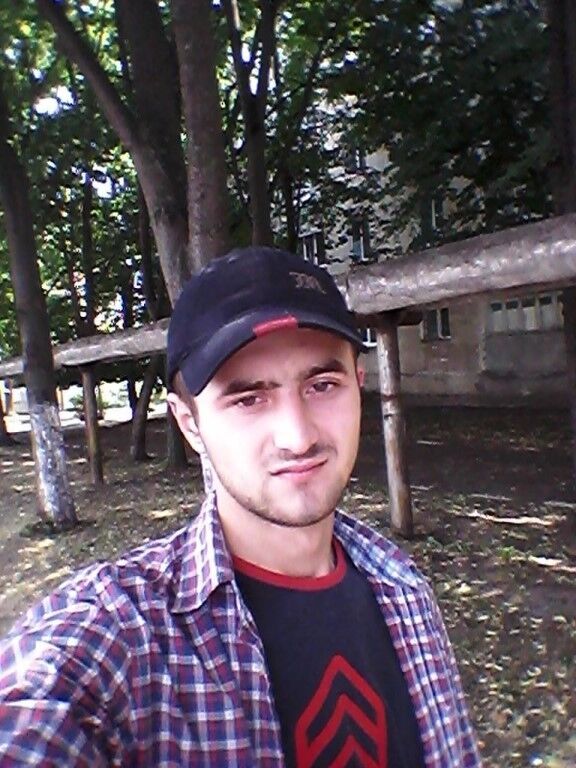  15742002  Artur, 33 ,    