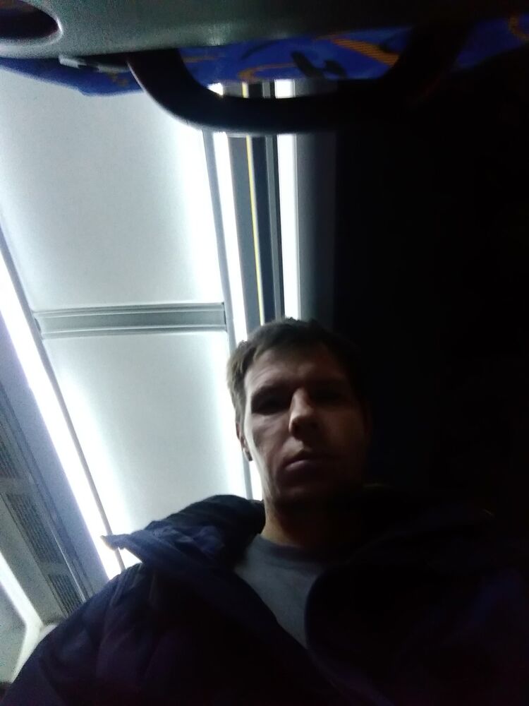  18356672  Viktor, 42 ,    