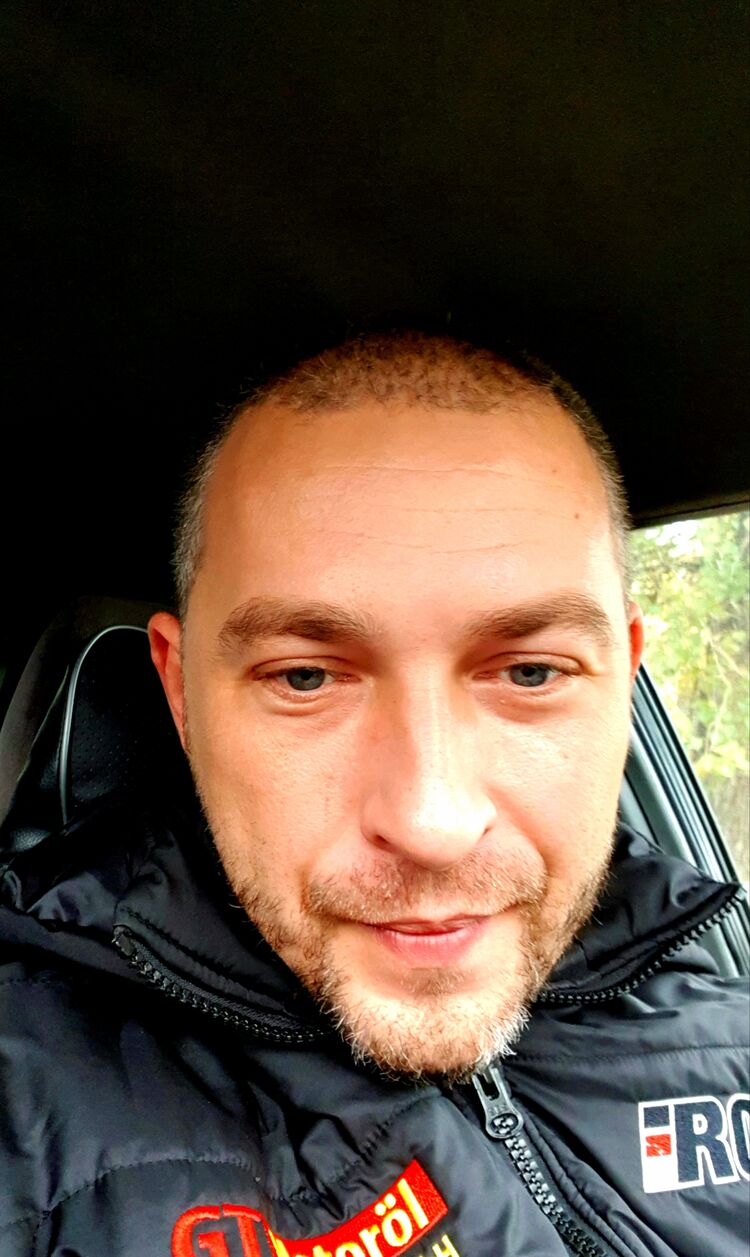  33214432  Viktor, 39 ,    