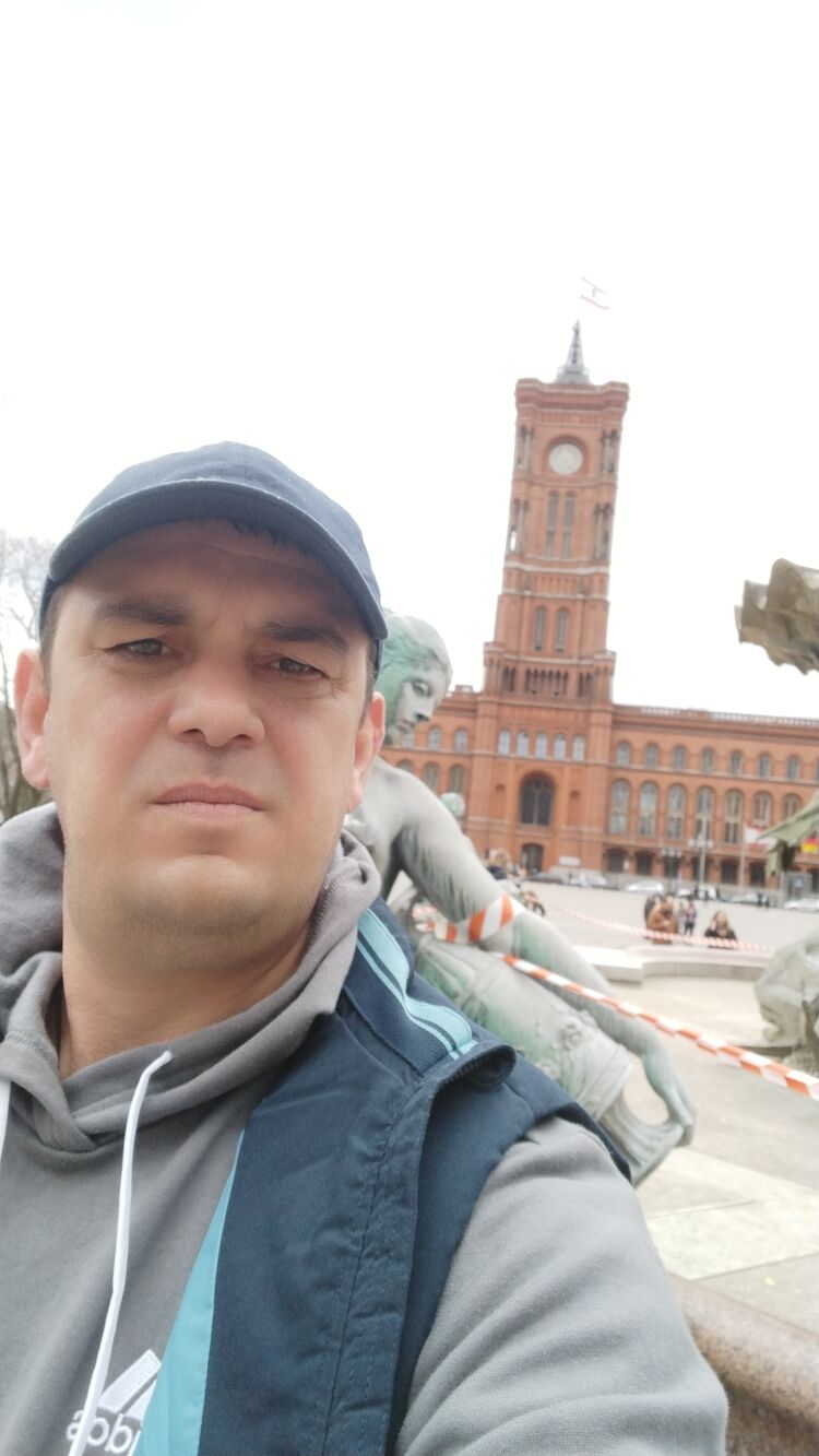 33409962  Andrei, 42 ,    