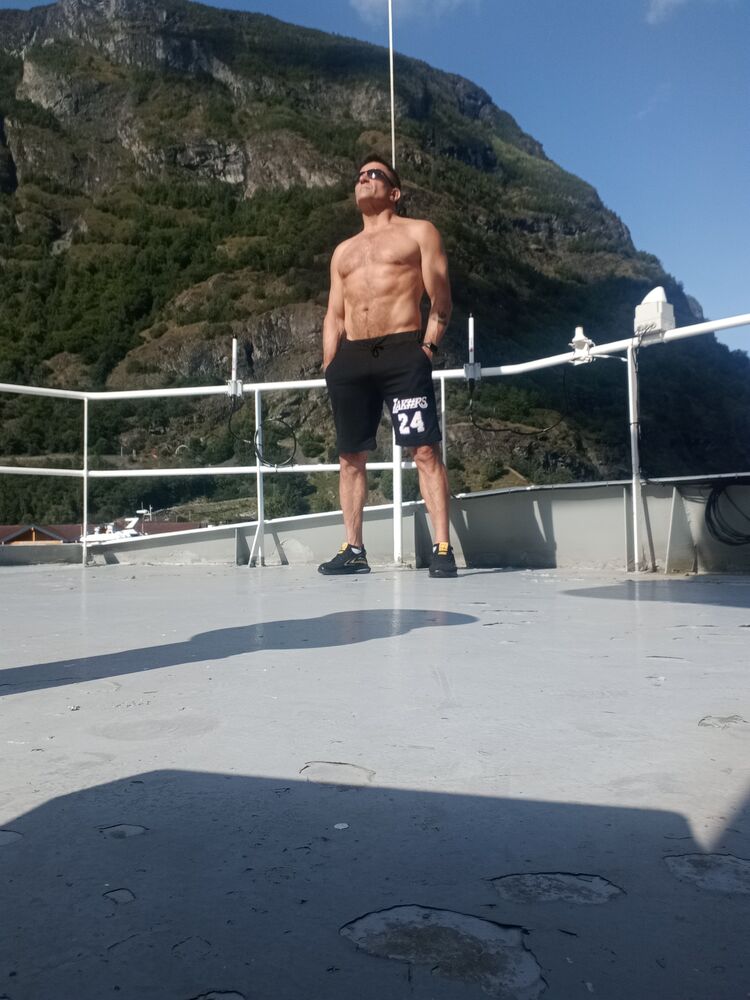  37890222  Sandrik, 54 ,    