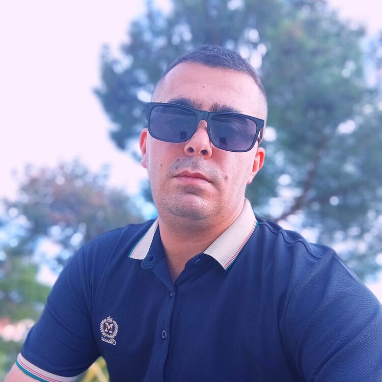  46454782  MR, 28 ,    