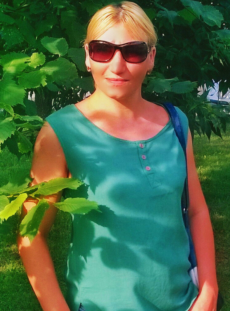  ,   Viktoria, 42 ,  