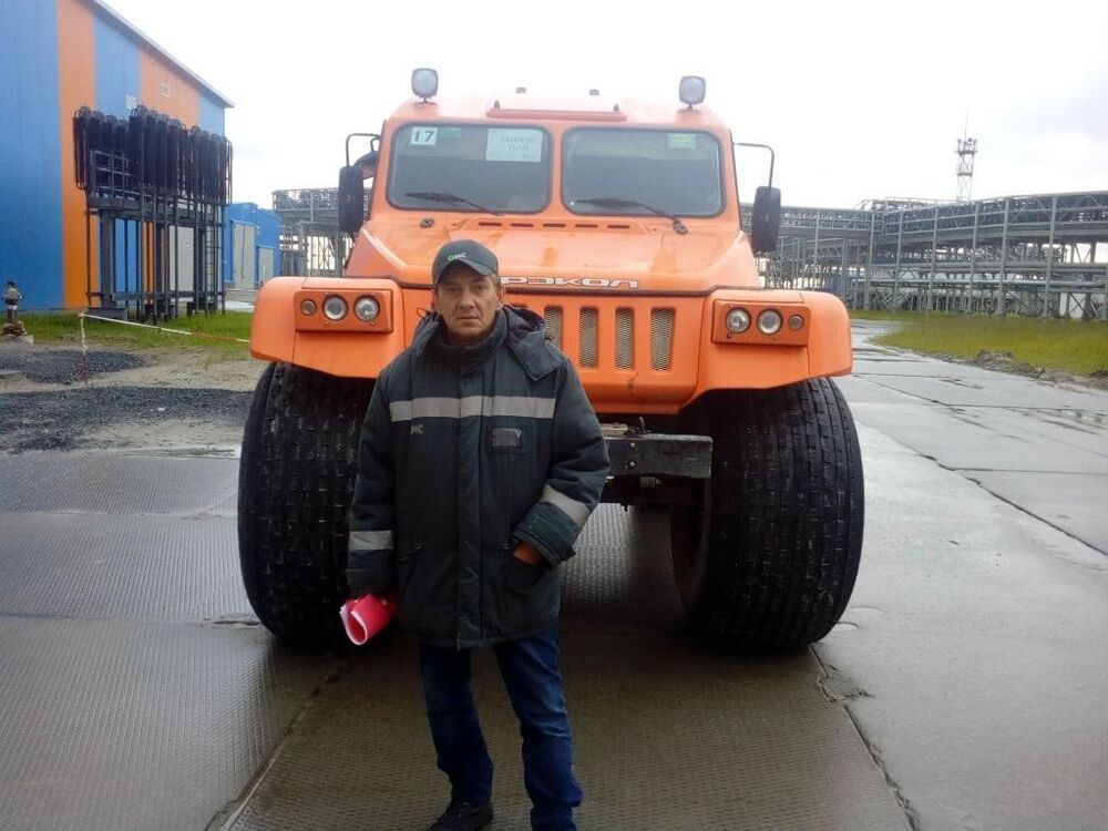  10530152  YURY, 50 ,    