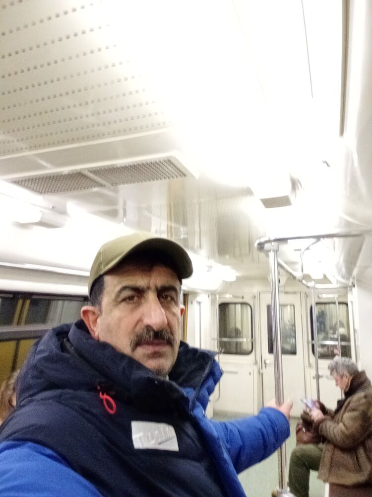  42262592  Muamer, 47 ,    