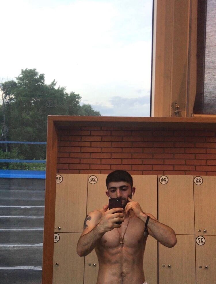  42248872  Gevorg, 25 ,    