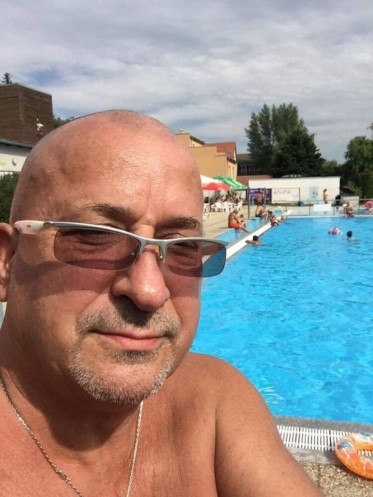  23412252  Stefan, 57 ,    