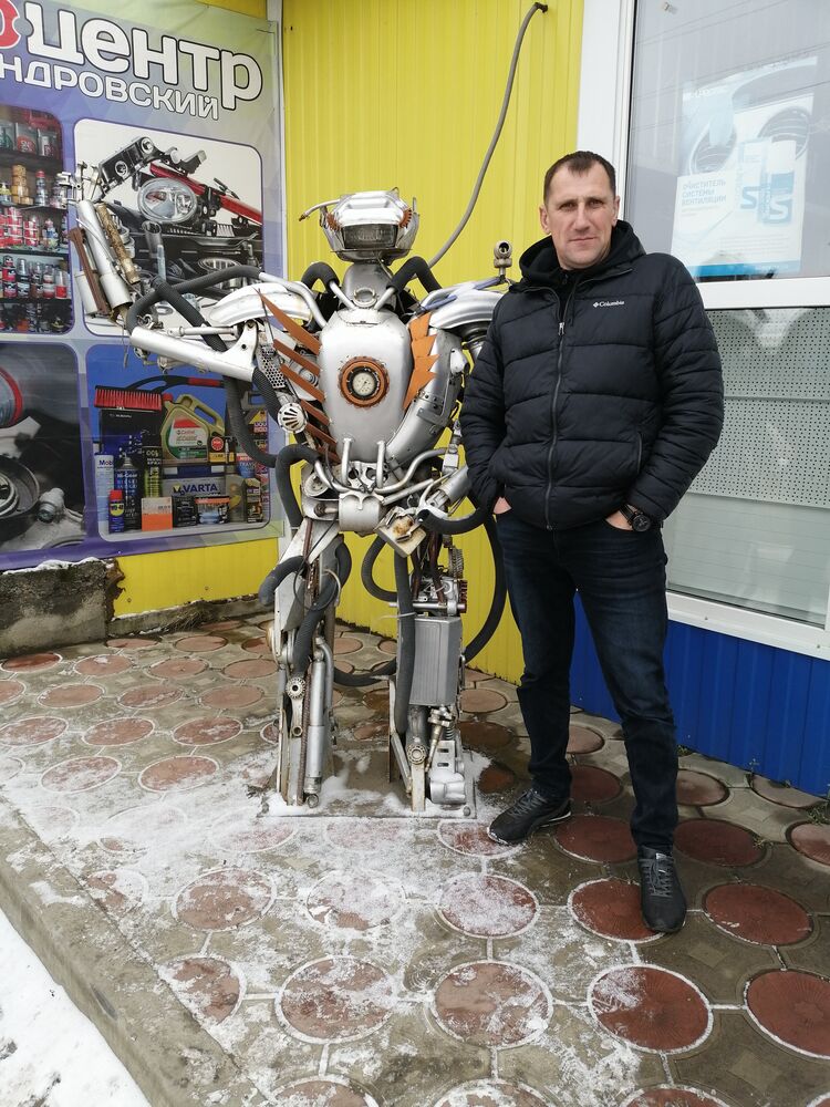  28547982  Alexander, 47 ,    