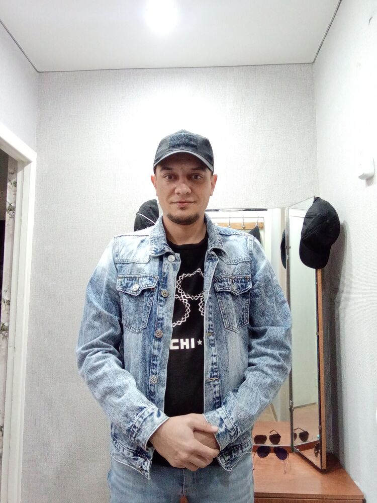  40714352  Artem, 37 ,    