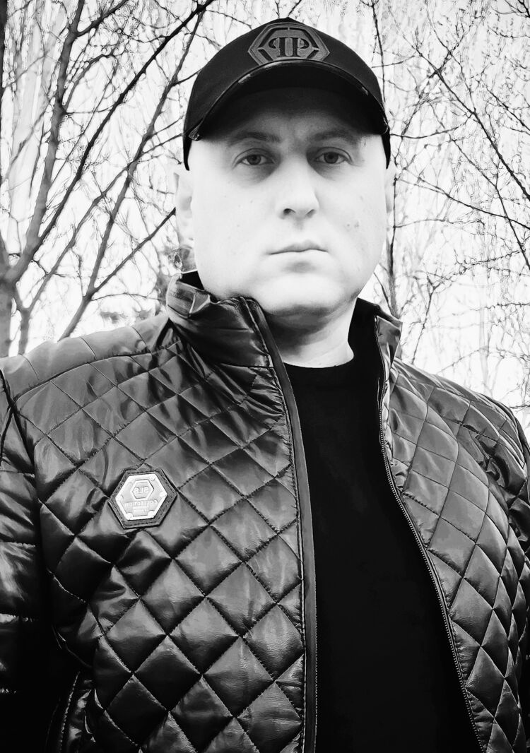  ,   Leon, 40 ,   ,   