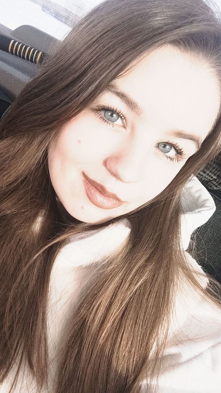  49649242  Anastasia, 22 ,    