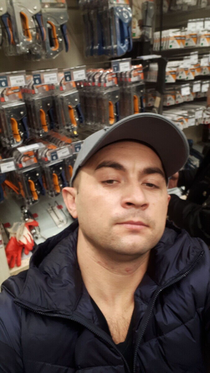  22525852  Sergei, 37 ,    