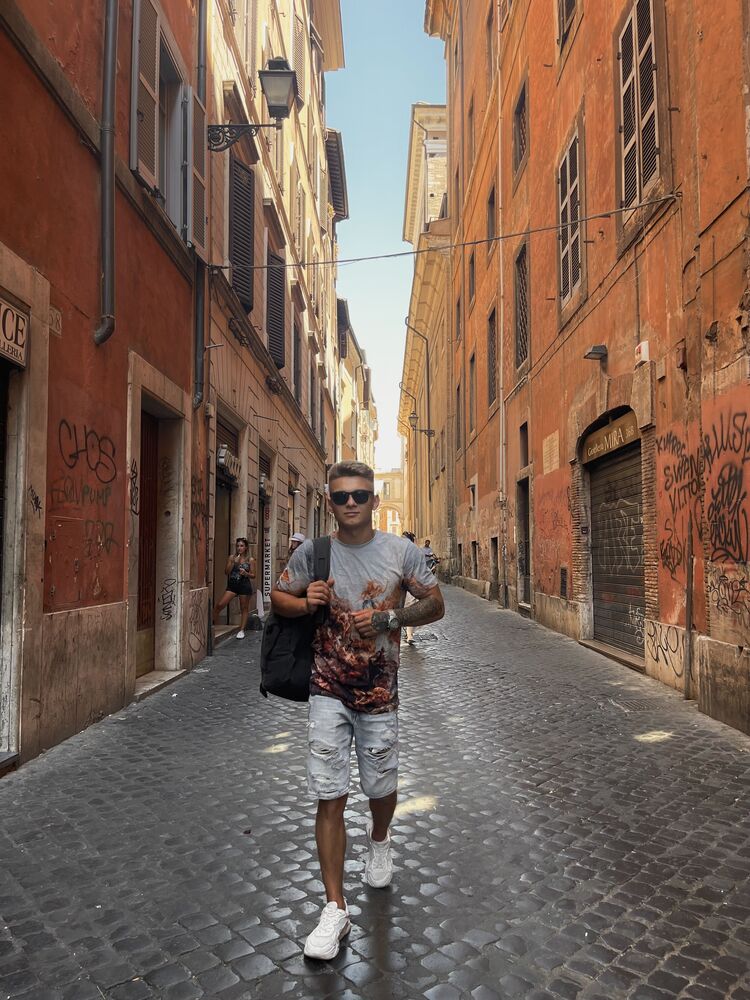  28984502  Denis, 26 ,    