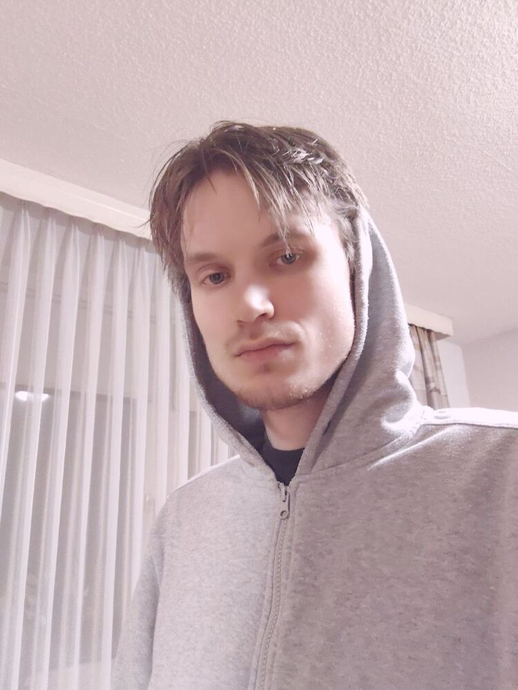 38806292  Gustav, 29 ,    
