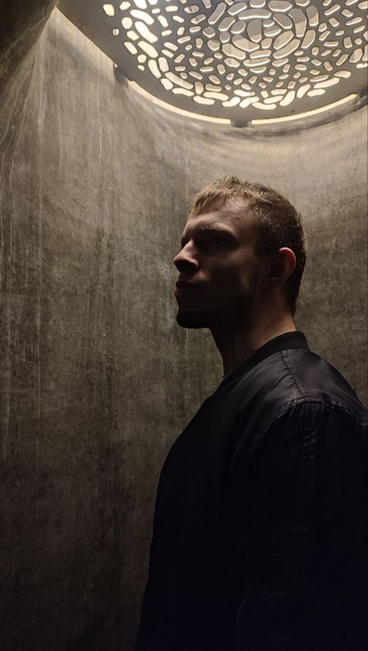  45048052  Roman, 27 ,    