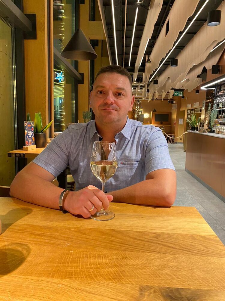  52981412  Yevhen, 40 ,    