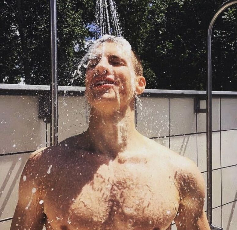  27598452  , 24 ,    -