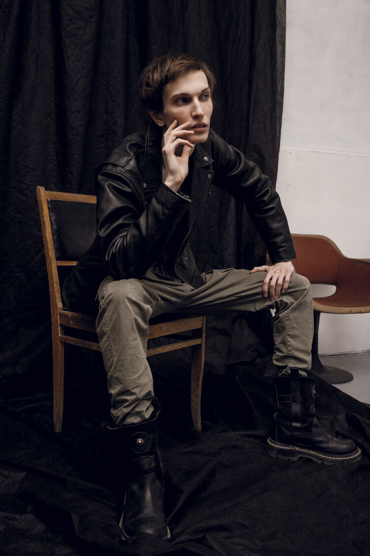  46761722  Denis, 28 ,    