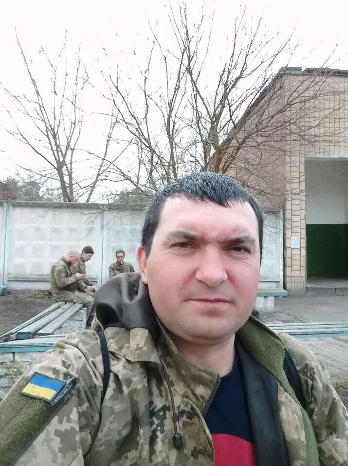  42032792  Krikoriu, 39 ,    