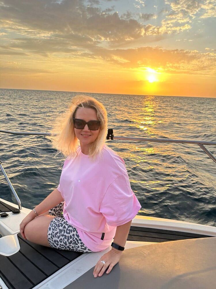  54023132  Julia, 39 ,    