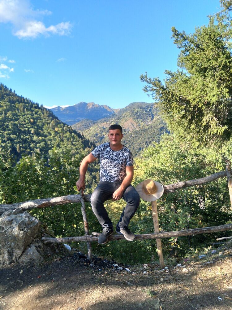  22307272  Artur, 41 ,    