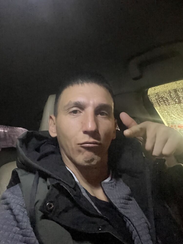  54774302  Viktor, 31 ,    