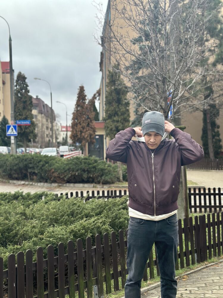  42127392  Nosirjon, 24 ,    Warszawa
