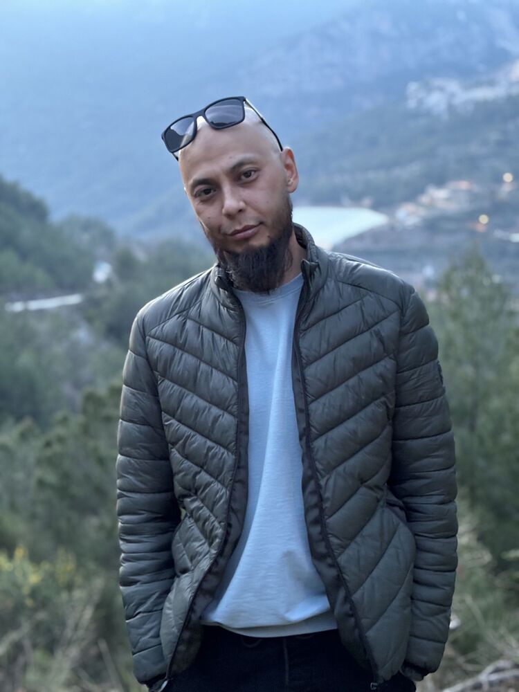  ,   Hamza, 32 ,   ,   , c , 