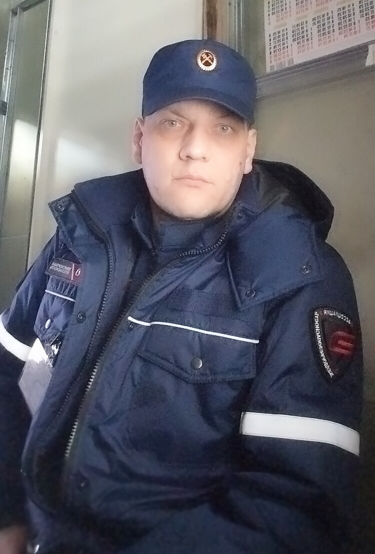  40283492  Artyom, 43 ,    