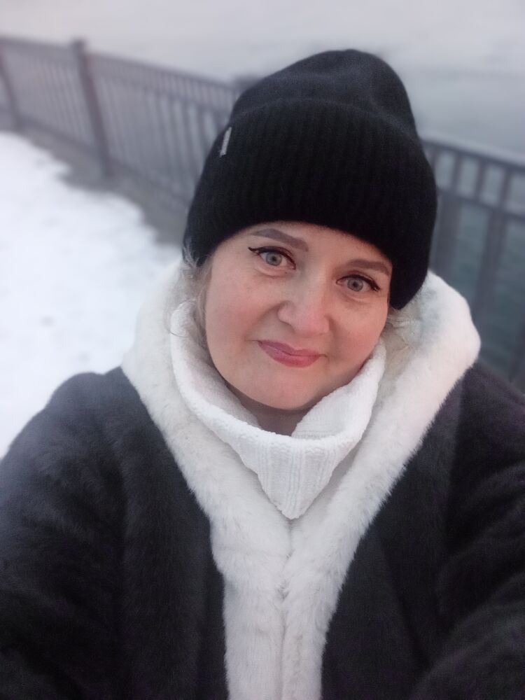  54390822  Anna, 53 ,    