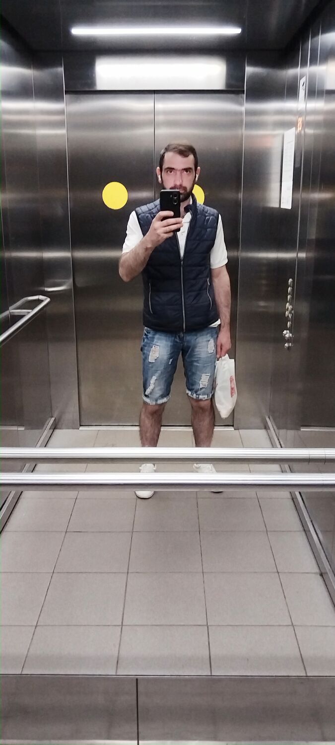  52102332  Arman, 39 ,    