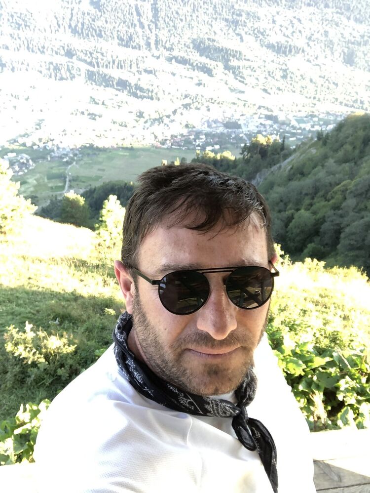  18813052  Grigor, 45 ,    