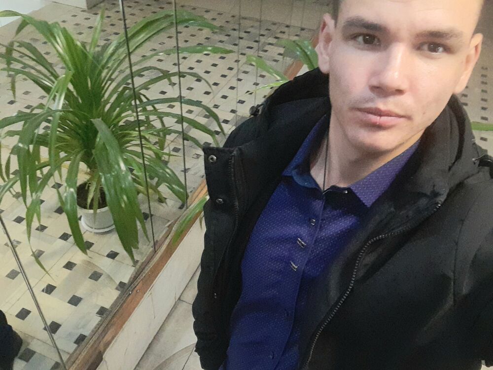  31690832  Anatoly, 22 ,    