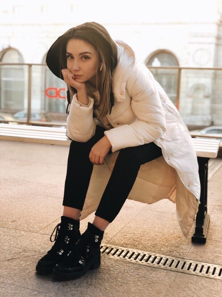  24831812  Elena, 24 ,    -