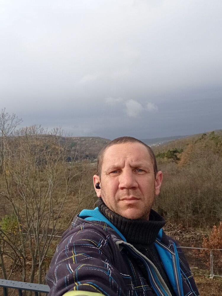  39468602  Aleksandr, 40 ,    Praha