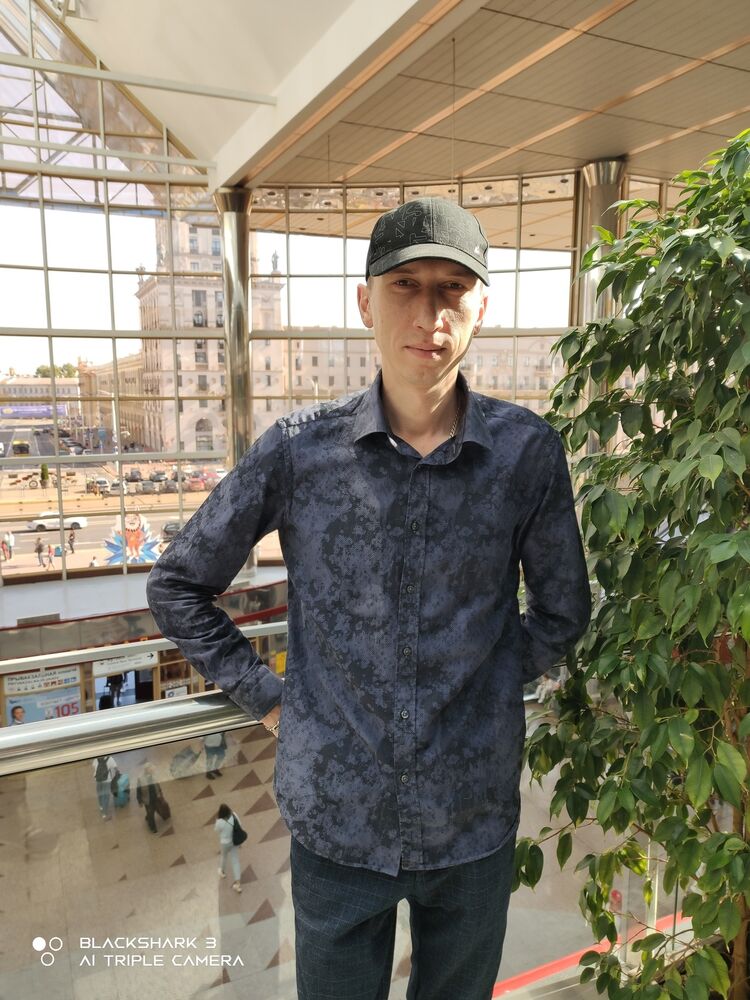  37781712  Artjom, 34 ,    