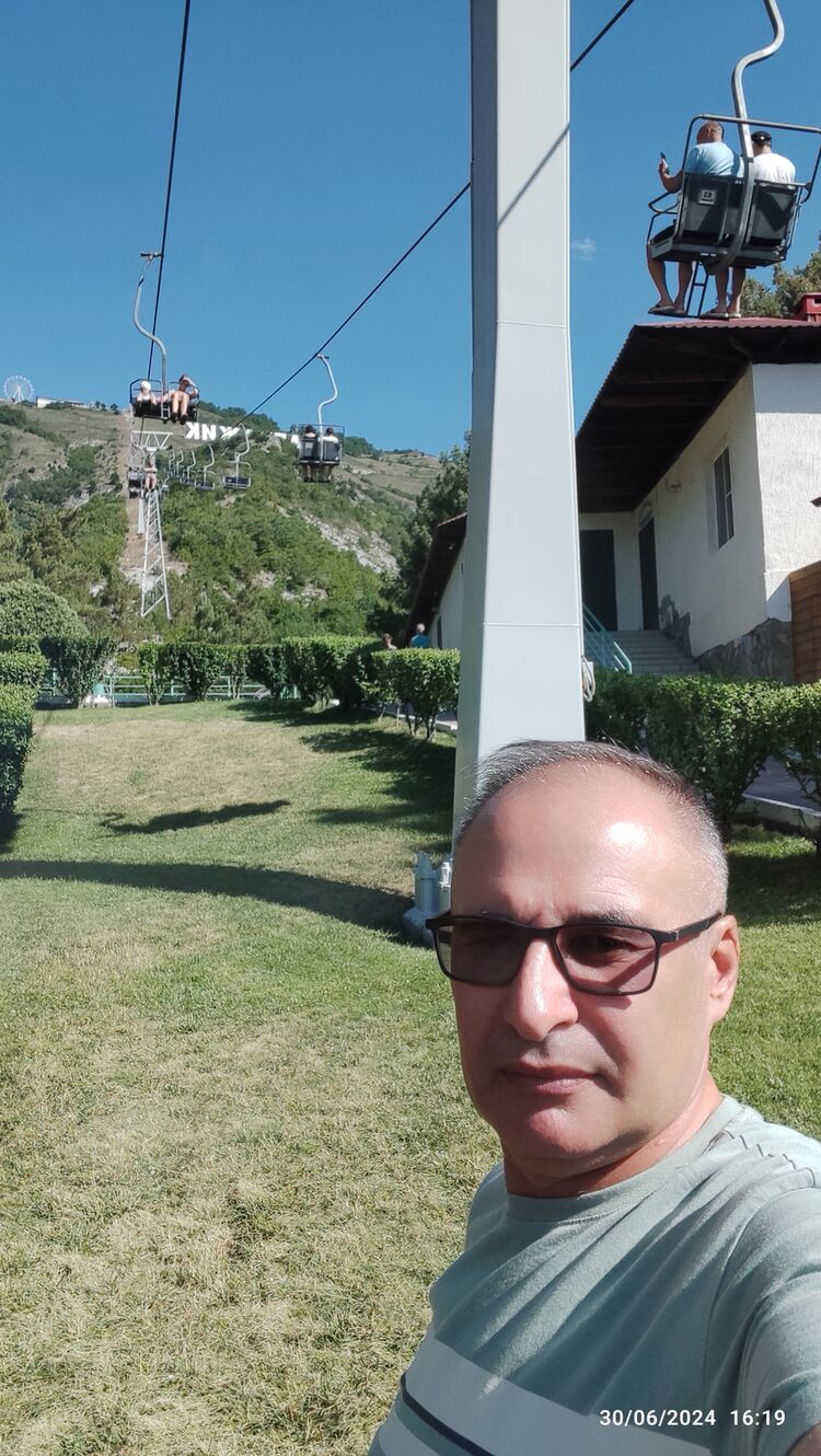  44294852  Hakan, 51 ,     
